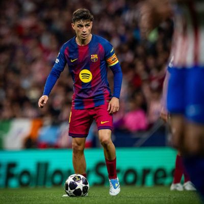 Pedri con el balón en la vuelta de los cuartos de final de la Champions (@FCBARCELONA_ES)