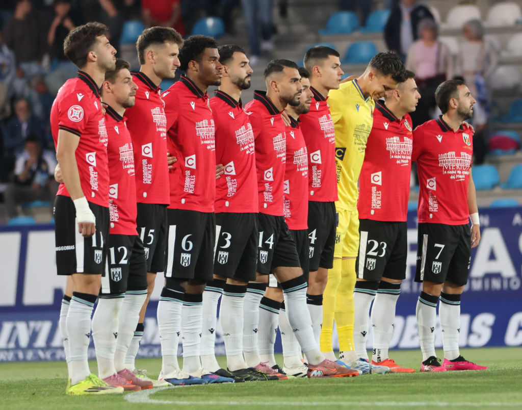 El AD Mérida guarda un minuto de silencio antes del partido ante la SD Ponferradina (@Merida_AD)