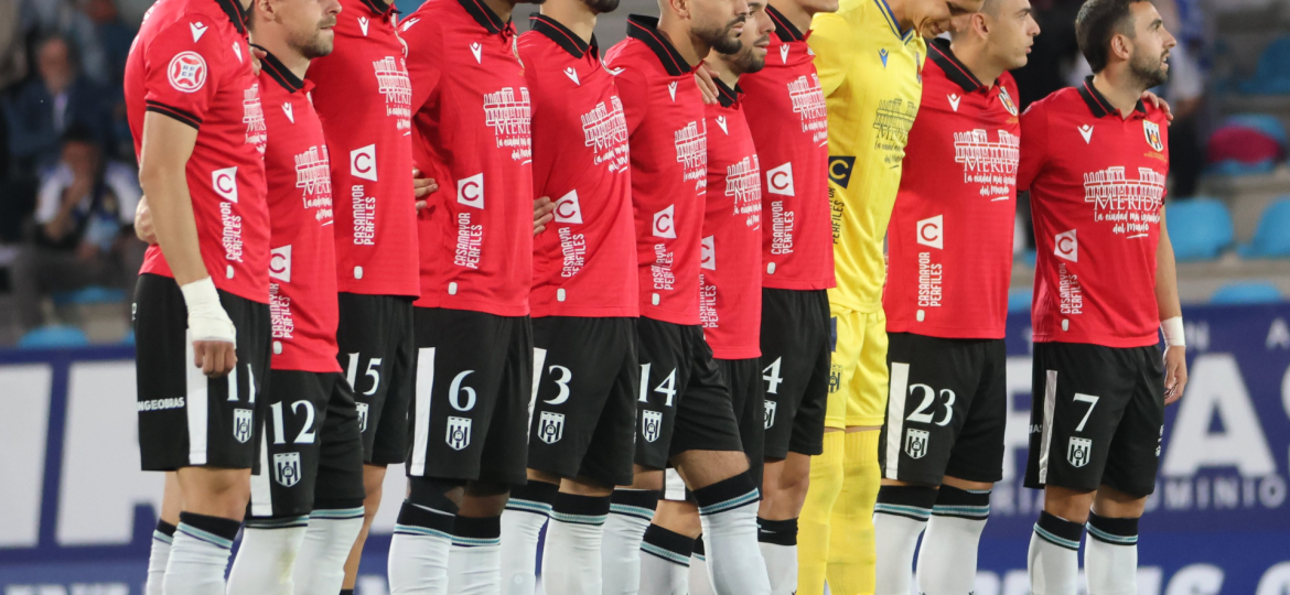 El AD Mérida guarda un minuto de silencio antes del partido ante la SD Ponferradina (@Merida_AD)