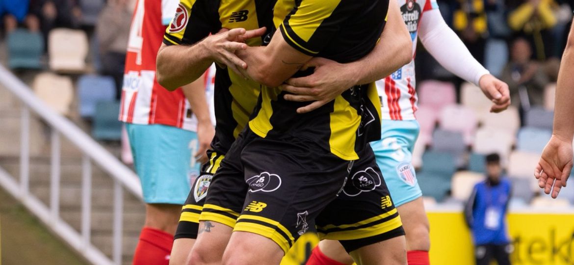 Los jugadores del Barakaldo celebran un gol (@BARAKALDOCF).