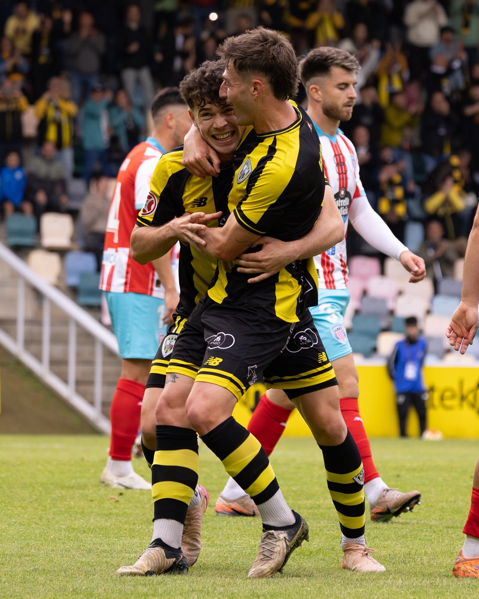 Los jugadores del Barakaldo celebran un gol (@BARAKALDOCF).