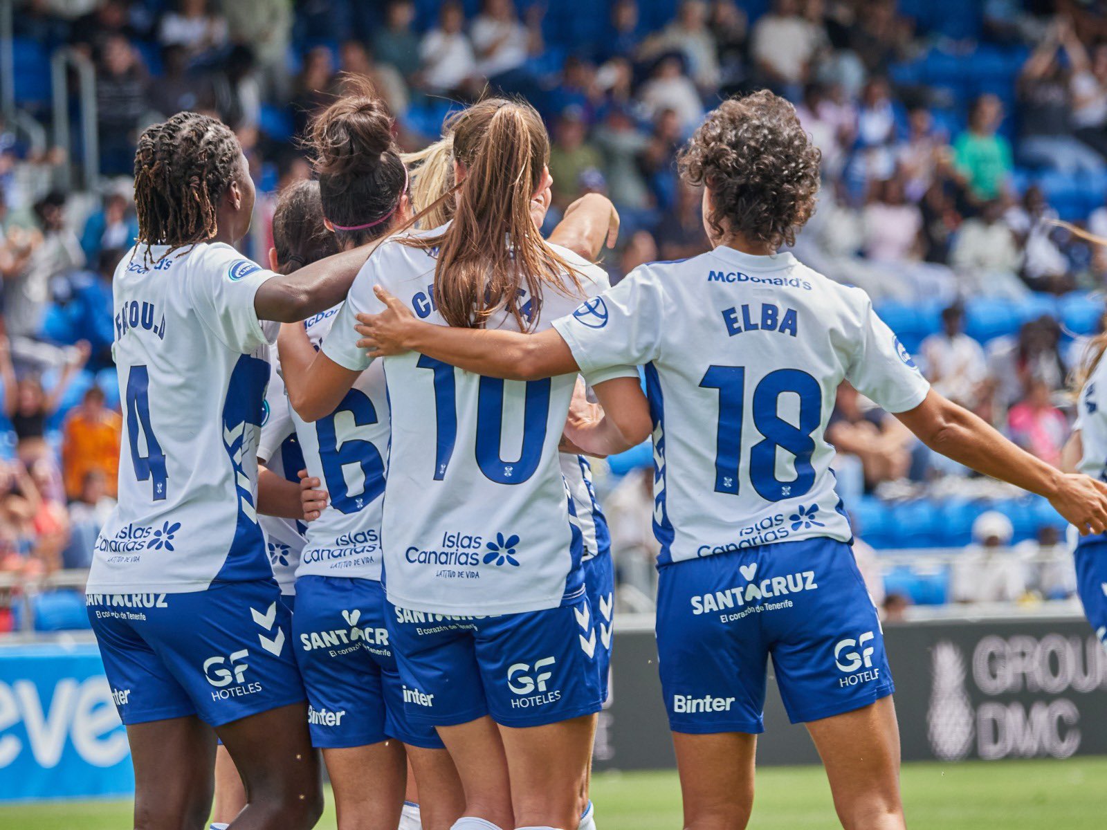Las jugadoras del Tenerife Femenino festejan uno de los goles (@CDTFEMENINO).