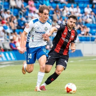 |Noel pelea un balón (CD TENERIFE).