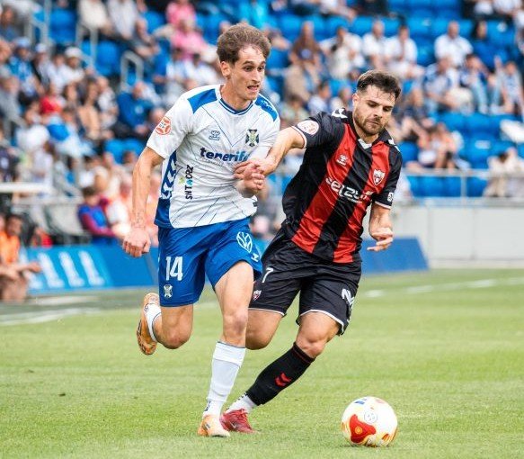 |Noel pelea un balón (CD TENERIFE).
