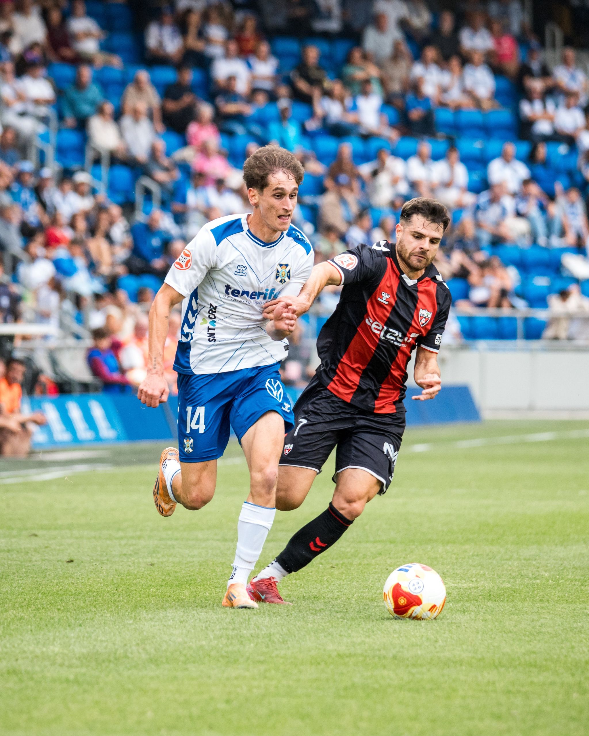 Noel pelea un balón (CD TENERIFE).