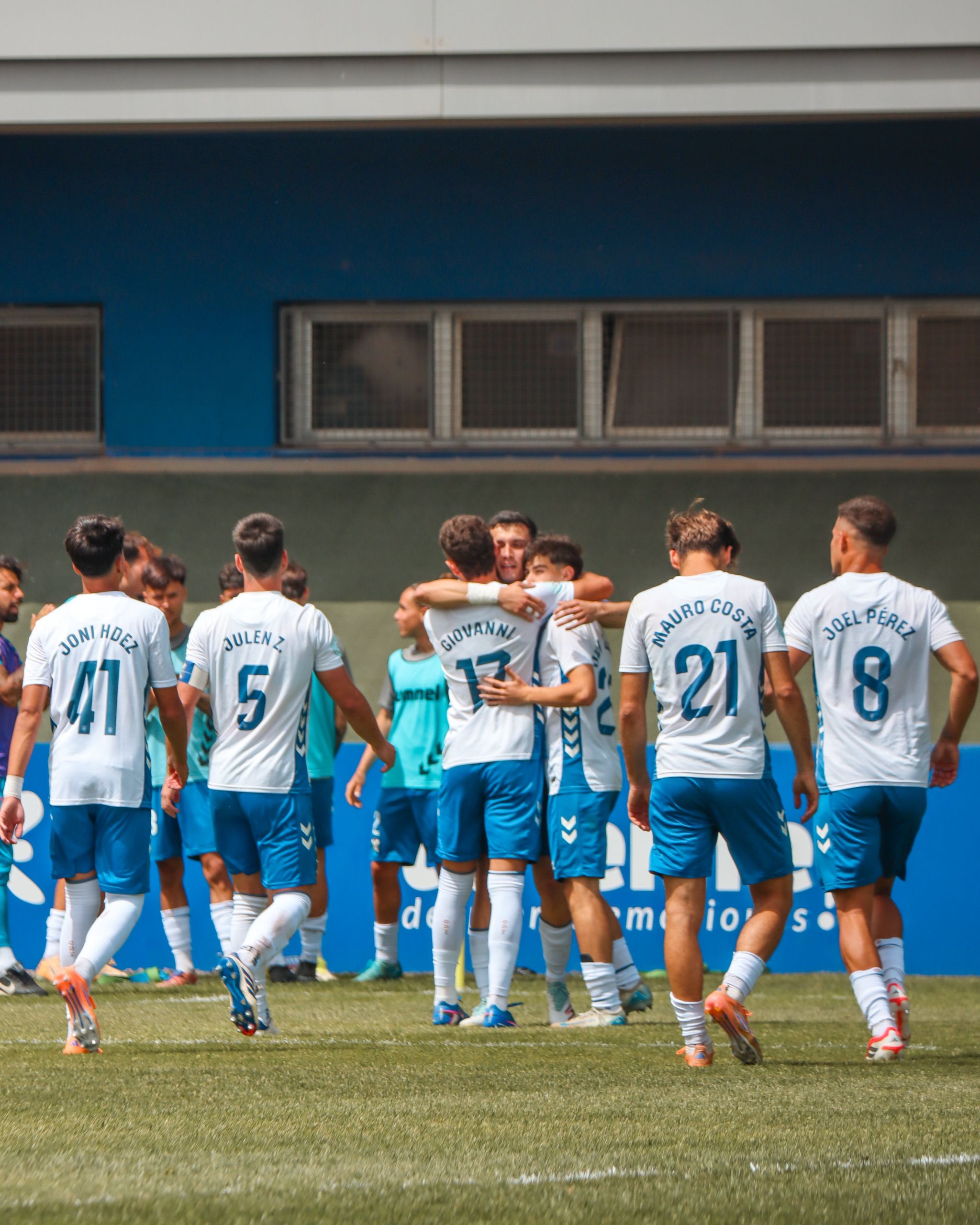 Los jugadores del filial celebrando (CDT)