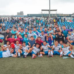 Los jugadores del Juvenil celebran el triunfo ante el Barça (CD TENERIFE).