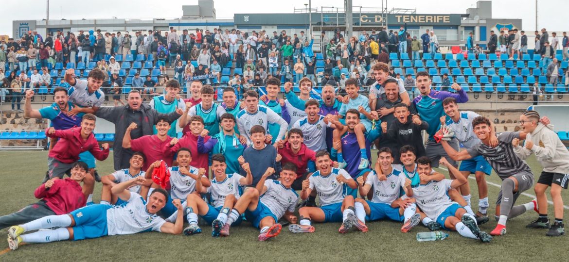 Los jugadores del Juvenil celebran el triunfo ante el Barça (CD TENERIFE).