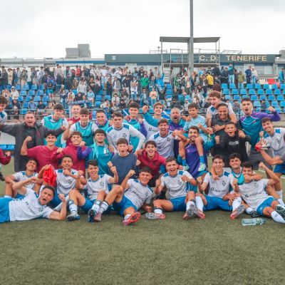 Los jugadores del Juvenil celebran el triunfo ante el Barça (CD TENERIFE).