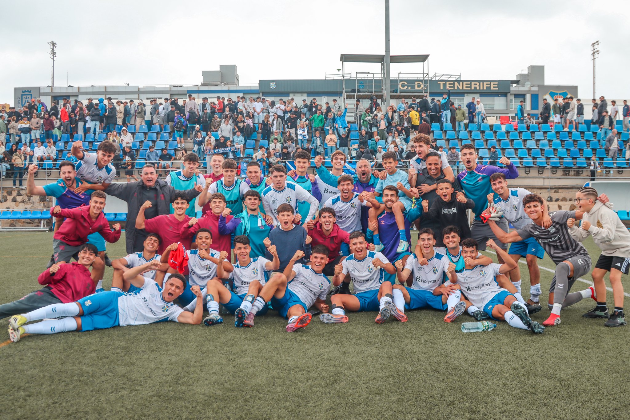 Los jugadores del Juvenil celebran el triunfo ante el Barça (CD TENERIFE).