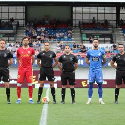 Foto de los capitanes junto a los árbitros (@Ourense_CF)