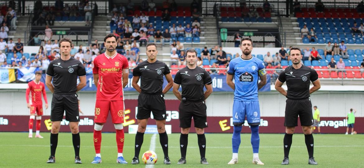 Foto de los capitanes junto a los árbitros (@Ourense_CF)