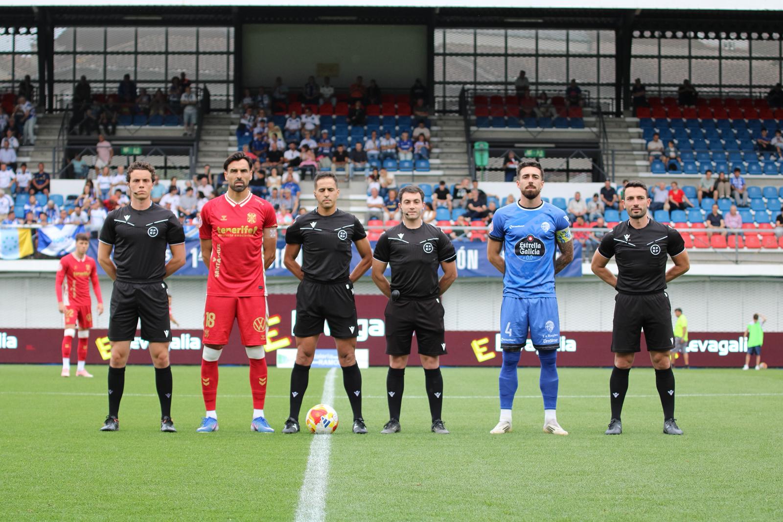 Foto de los capitanes junto a los árbitros (@Ourense_CF)
