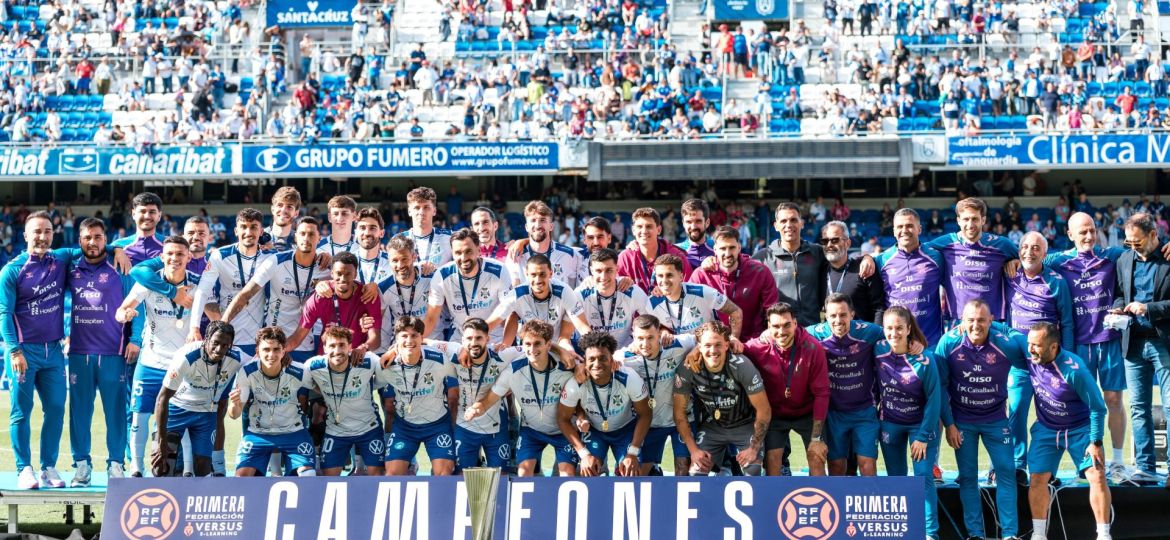 Los jugadores del Tenerife celebran el título (CD TENERIFE).