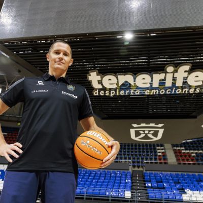 Jaka Lakovic con los colores aurinegros (CB CANARIAS)