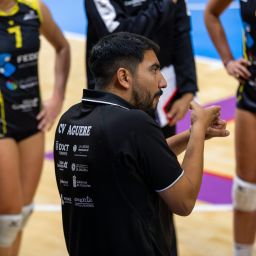 Renzo Sánchez animando a su equipo durante el derbi ante el Arona (CEDIDA)