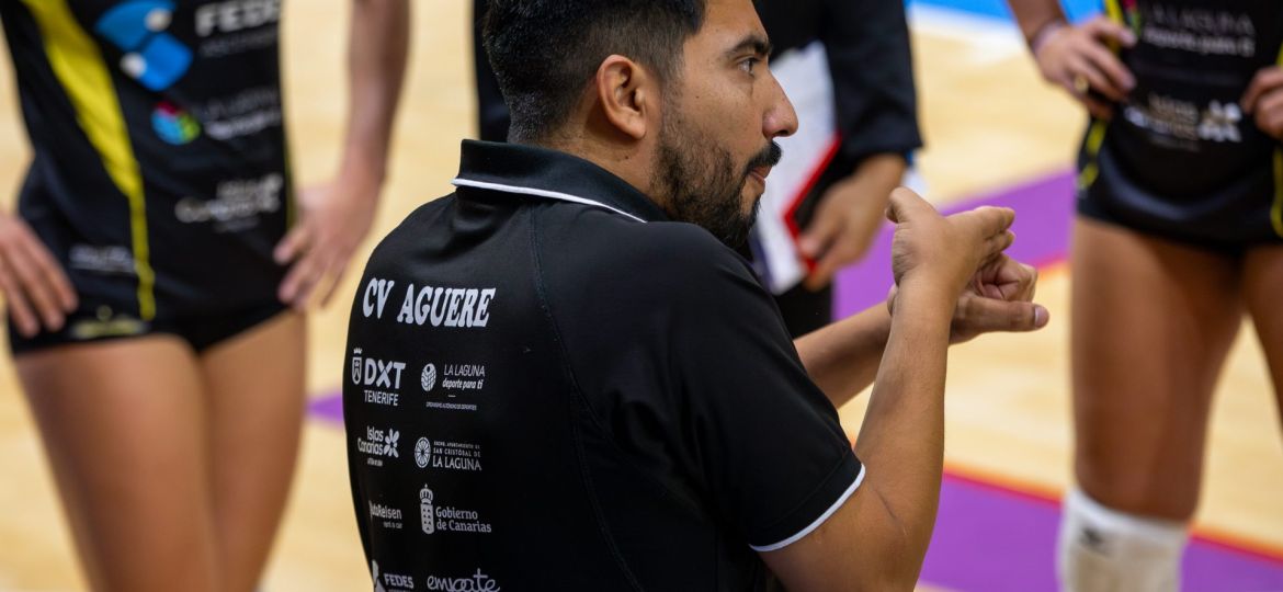 Renzo Sánchez animando a su equipo durante el derbi ante el Arona (CEDIDA)