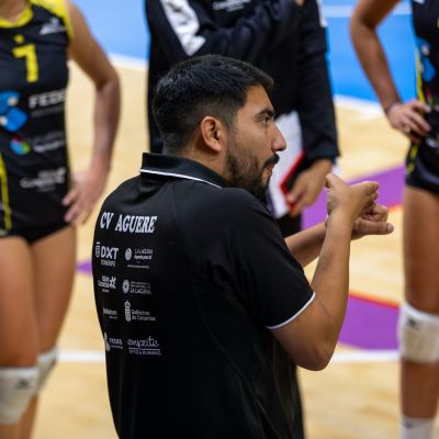 Renzo Sánchez animando a su equipo durante el derbi ante el Arona (CEDIDA)