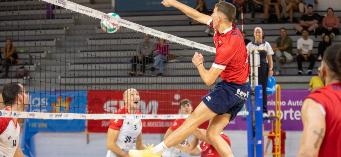 Adrián Oliva remata para sumar ante Tarragona (CEDIDA)
