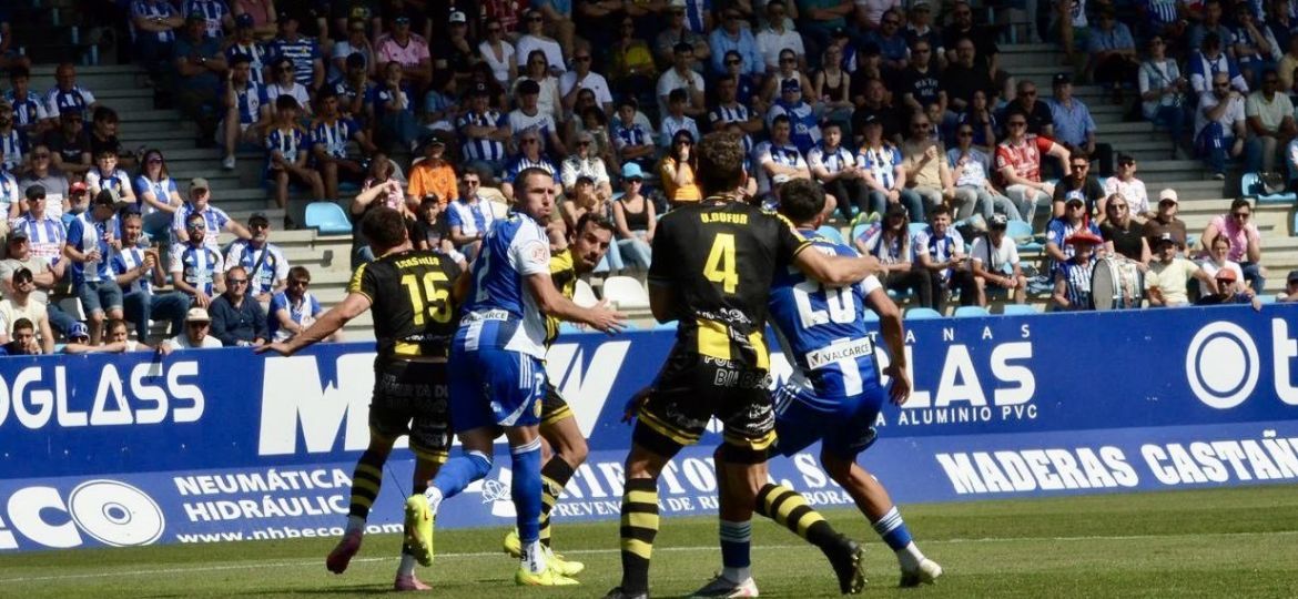 Imagen del duelo entre la SD Ponferradina y el Barakaldo (@SDP_1922)