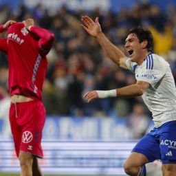 Iván Azón celebra el 2-2 (La Liga)