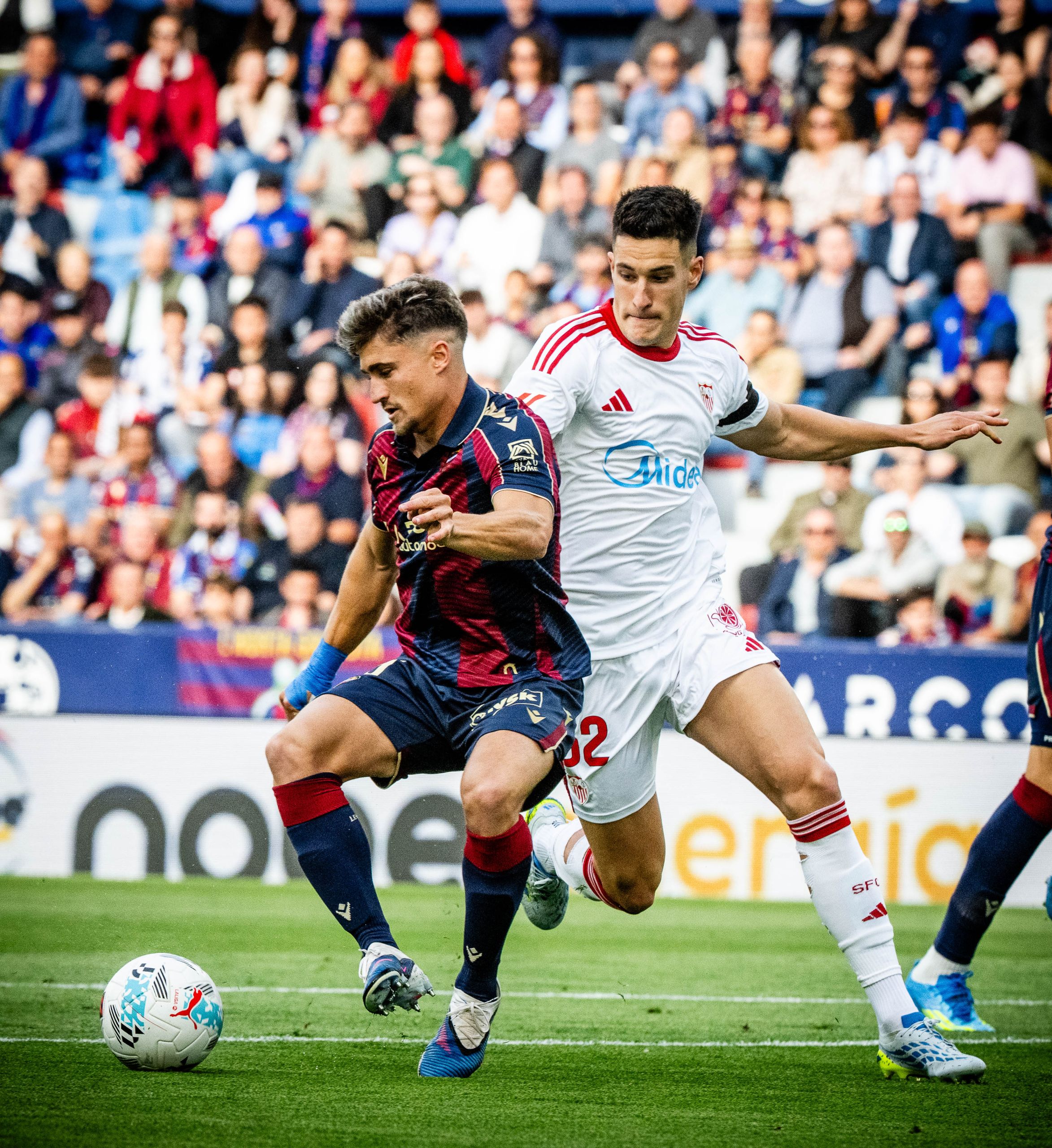 Iván Romero protege un balón ante el Sevilla (@LEVANTEUD).