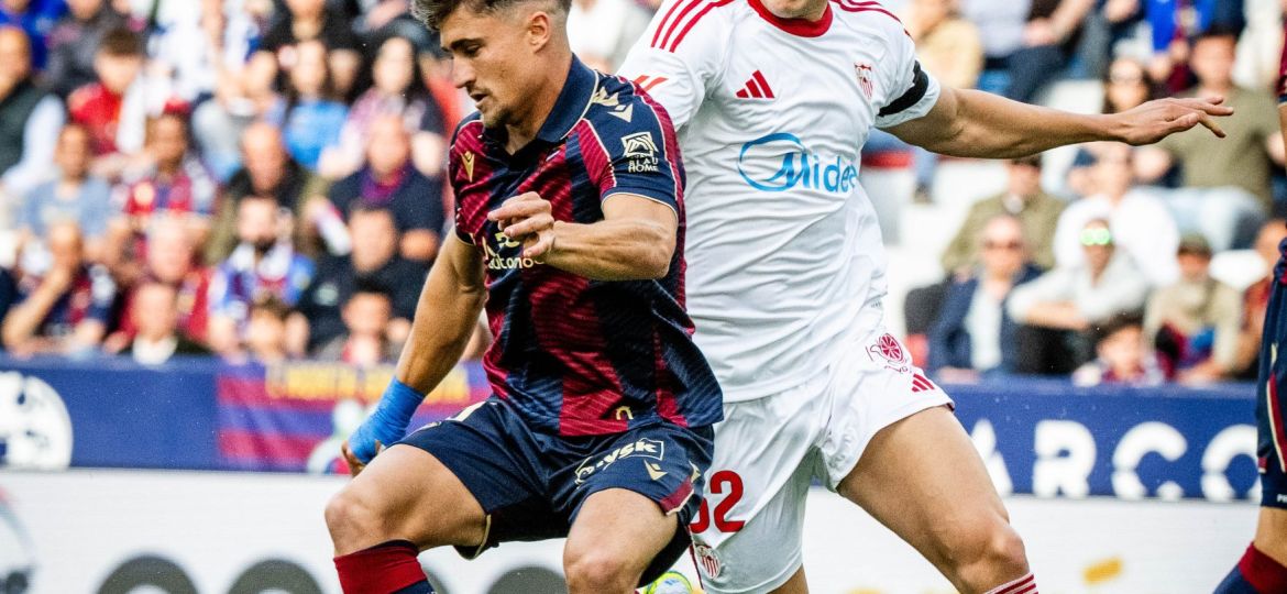 Iván Romero protege un balón ante el Sevilla (@LEVANTEUD).