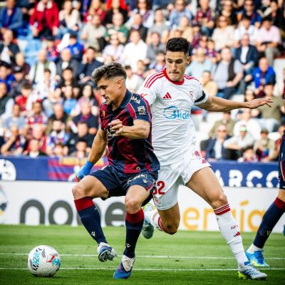 Iván Romero protege un balón ante el Sevilla (@LEVANTEUD).