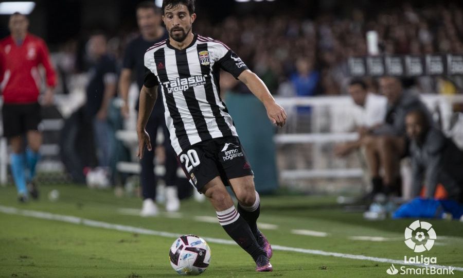 Jairo controla un balón. (LALIGA)