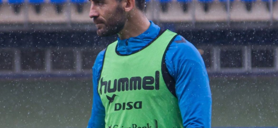 José León en un entrenamiento bajo la lluvia (@CDTOficial)