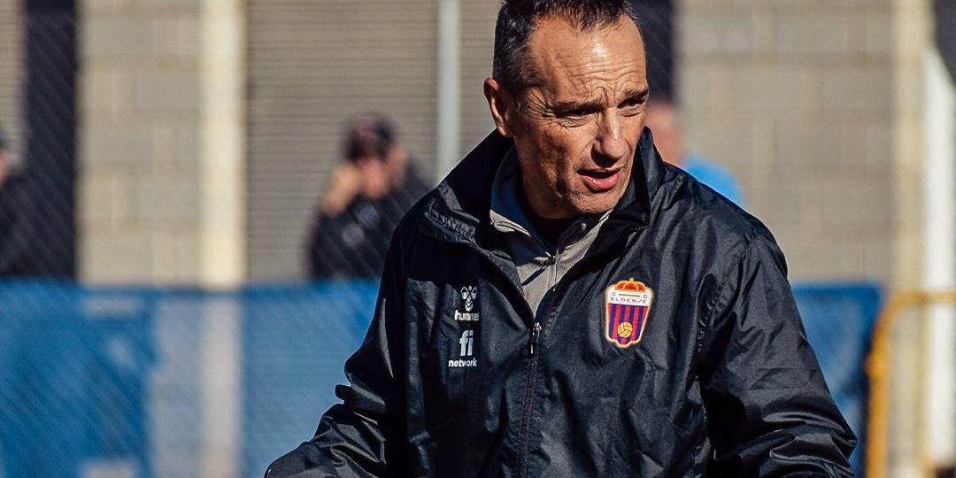 José Luis Oltra durante un entrenamiento (@CD_Eldense)