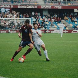 Juanjo Sánchez peleando por un balón (@PontevedraCFSAD)