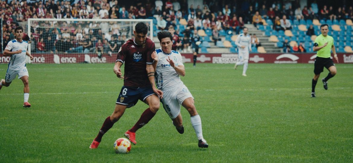 Juanjo Sánchez peleando por un balón (@PontevedraCFSAD)