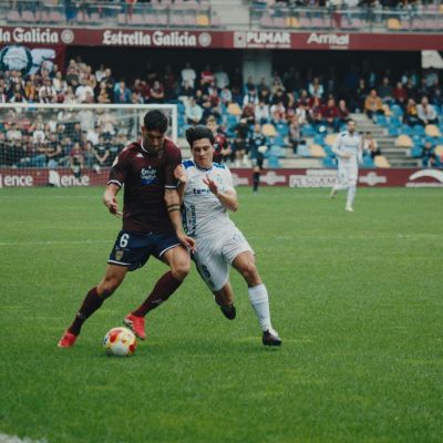Juanjo Sánchez peleando por un balón (@PontevedraCFSAD)