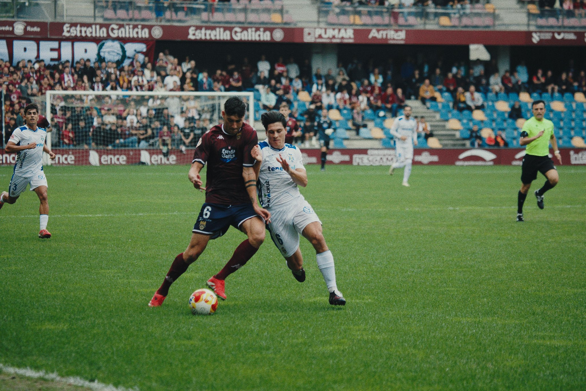 Juanjo Sánchez peleando por un balón (@PontevedraCFSAD)