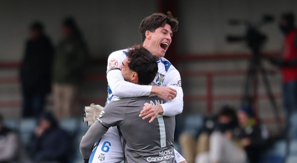 Juanjo Sánchez y Dani Martín celebran uno de los goles en Tajonar (CD Tenerife)