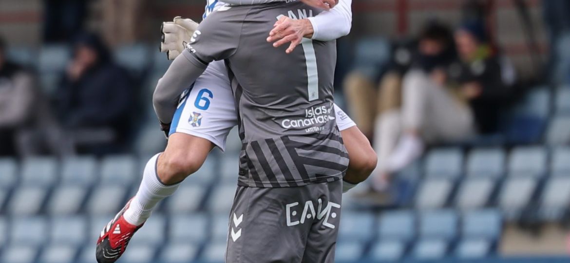 Juanjo Sánchez y Dani Martín celebran uno de los goles en Tajonar (CD Tenerife)
