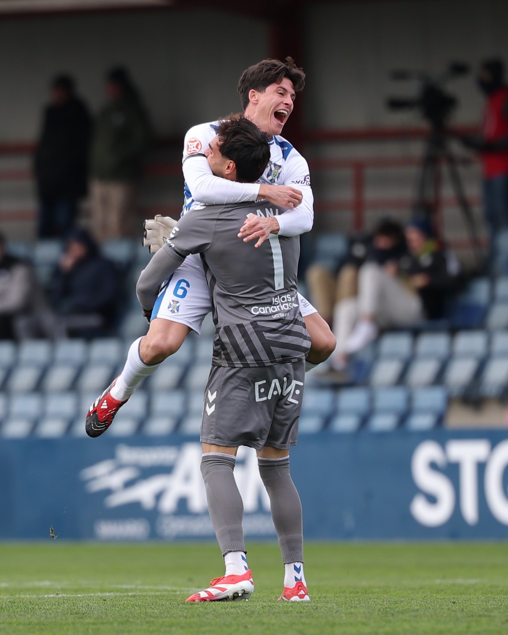 Juanjo Sánchez y Dani Martín celebran uno de los goles en Tajonar (CD Tenerife)