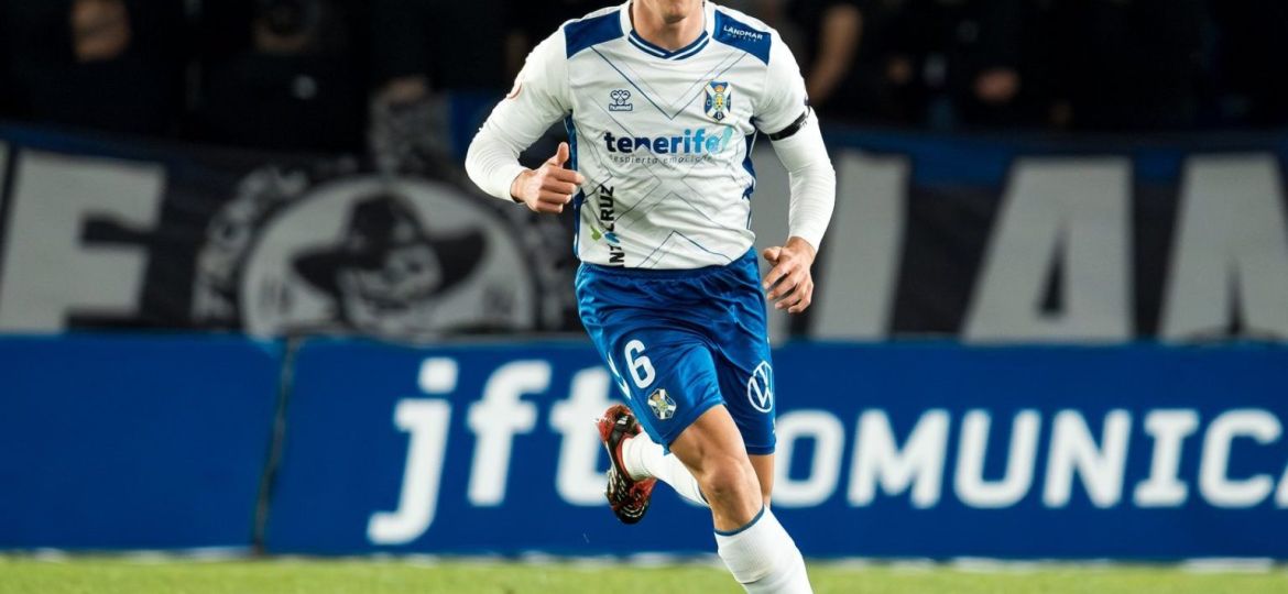 Juanjo conduce el balón (CD Tenerife)
