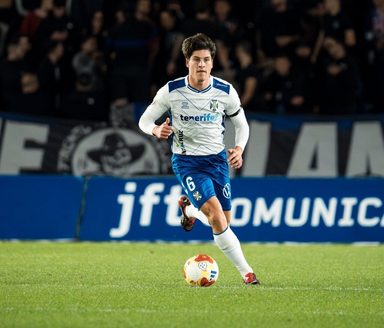Juanjo conduce el balón (CD Tenerife)