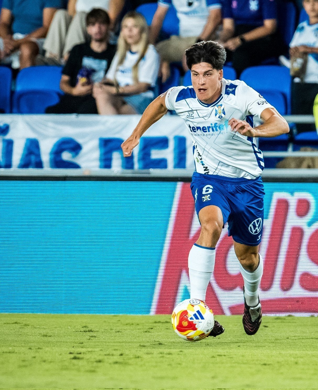 Juanjo Sánchez conduce un balón (CD TENERIFE).