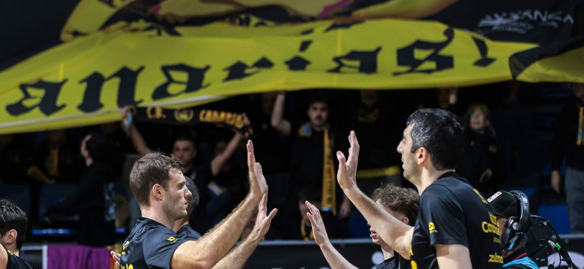 Jugadores de La Laguna Tenerife antes de un partido (CB CANARIAS)