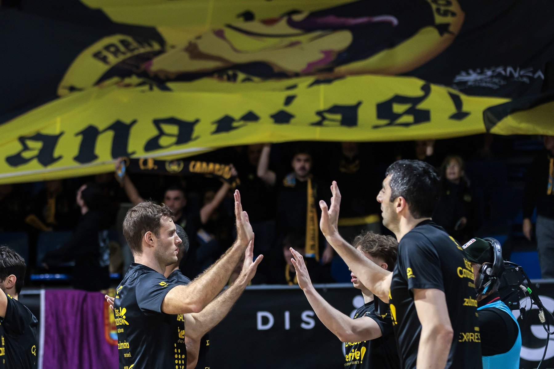 Jugadores de La Laguna Tenerife antes de un partido (CB CANARIAS)