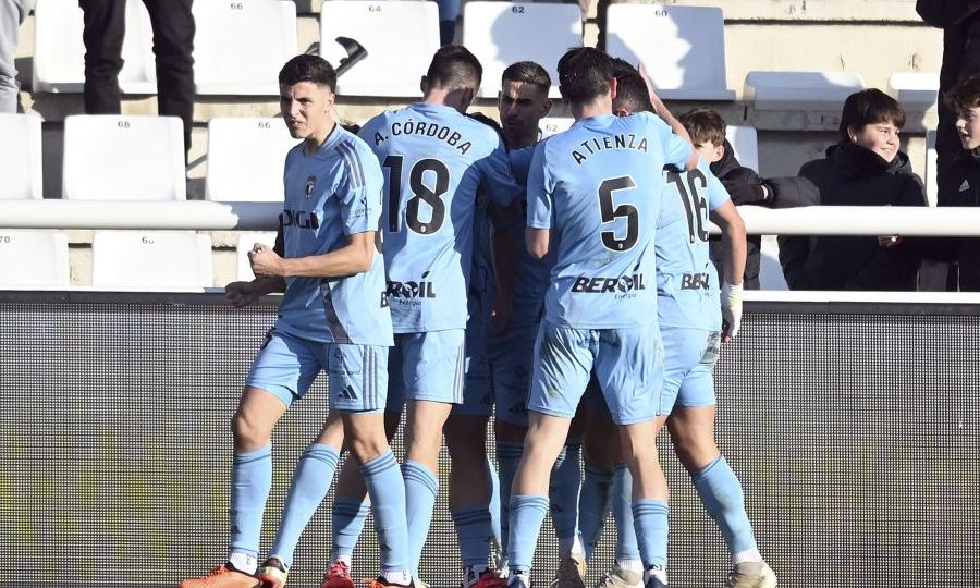 Jugadores del Burgos celebran su gol al Tenerife (LA LIGA)