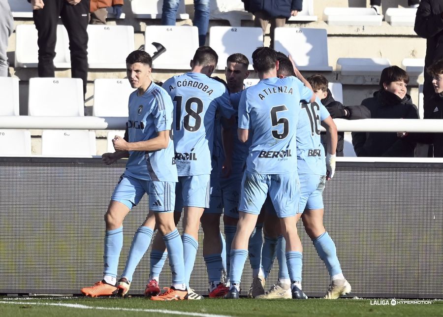 Jugadores del Burgos celebran su gol al Tenerife (LA LIGA)