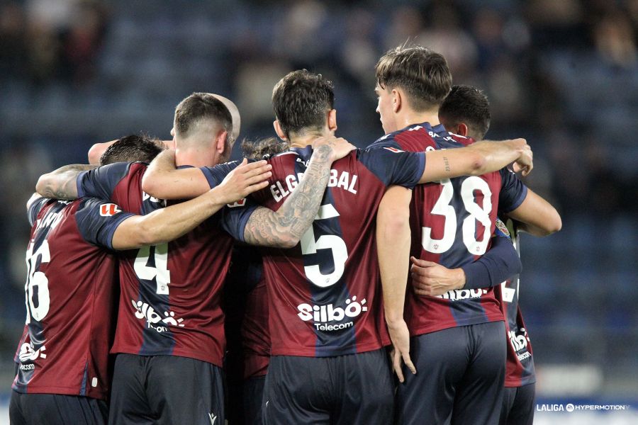 Jugadores del Levante celebran uno de sus goles al Tenerife (LA LIGA)