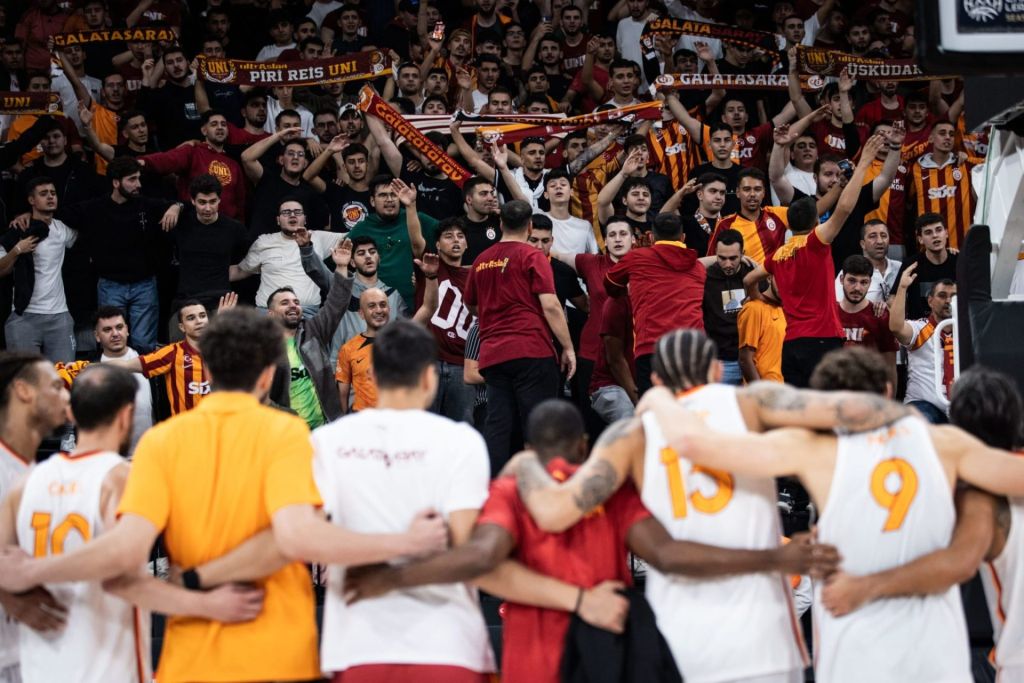 Jugadores y afición del Galatasaray (CB CANARIAS)