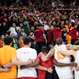 Jugadores y afición del Galatasaray (CB CANARIAS)