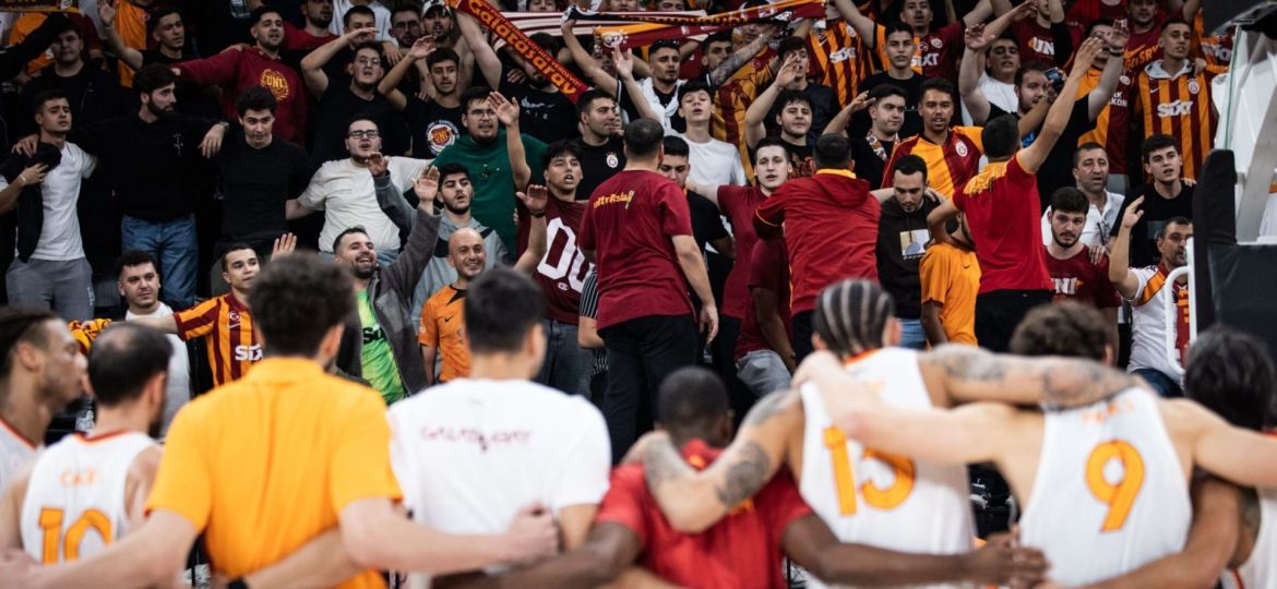 Jugadores y afición del Galatasaray (CB CANARIAS)