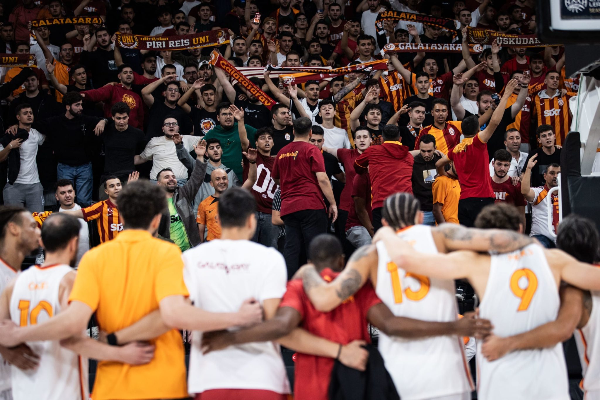 Jugadores y afición del Galatasaray (CB CANARIAS)